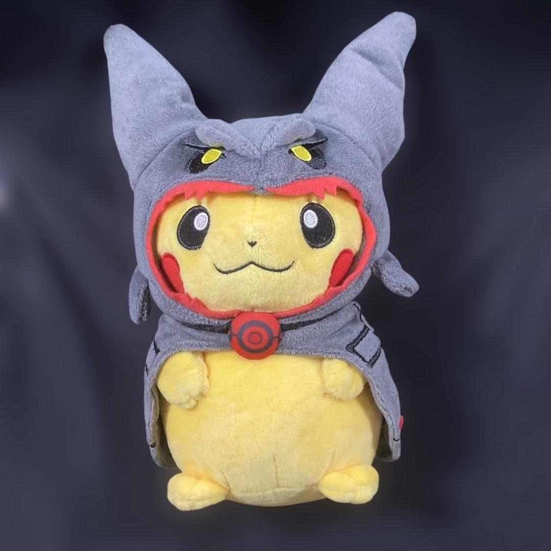 ポケモン　黒いレックウザポンチョを着たピカチュウ　ぬいぐるみ