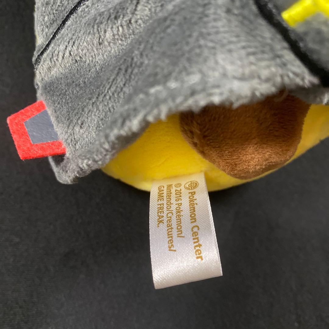 ポケモン　黒いレックウザポンチョを着たピカチュウ　ぬいぐるみ