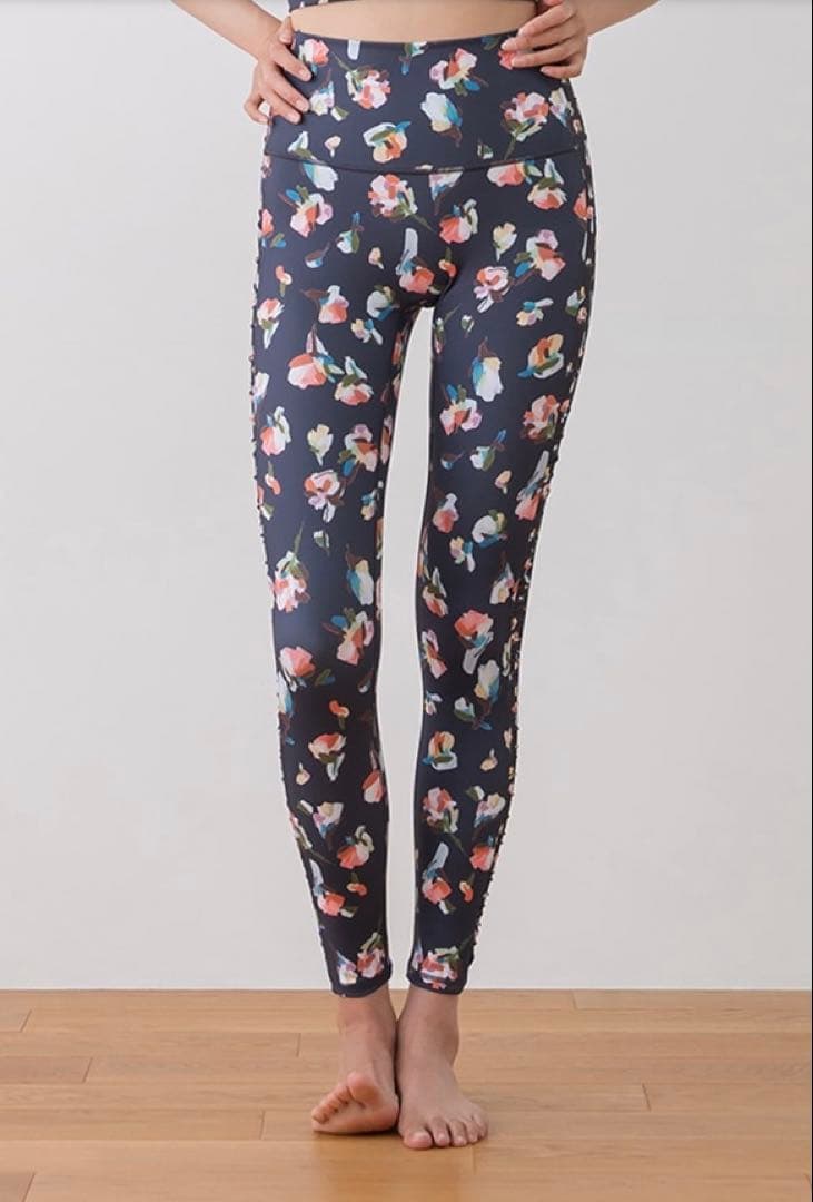 値下げ！新品未開封ノベルティ付き！sukala ブラック花柄レギンス　LLサイズ