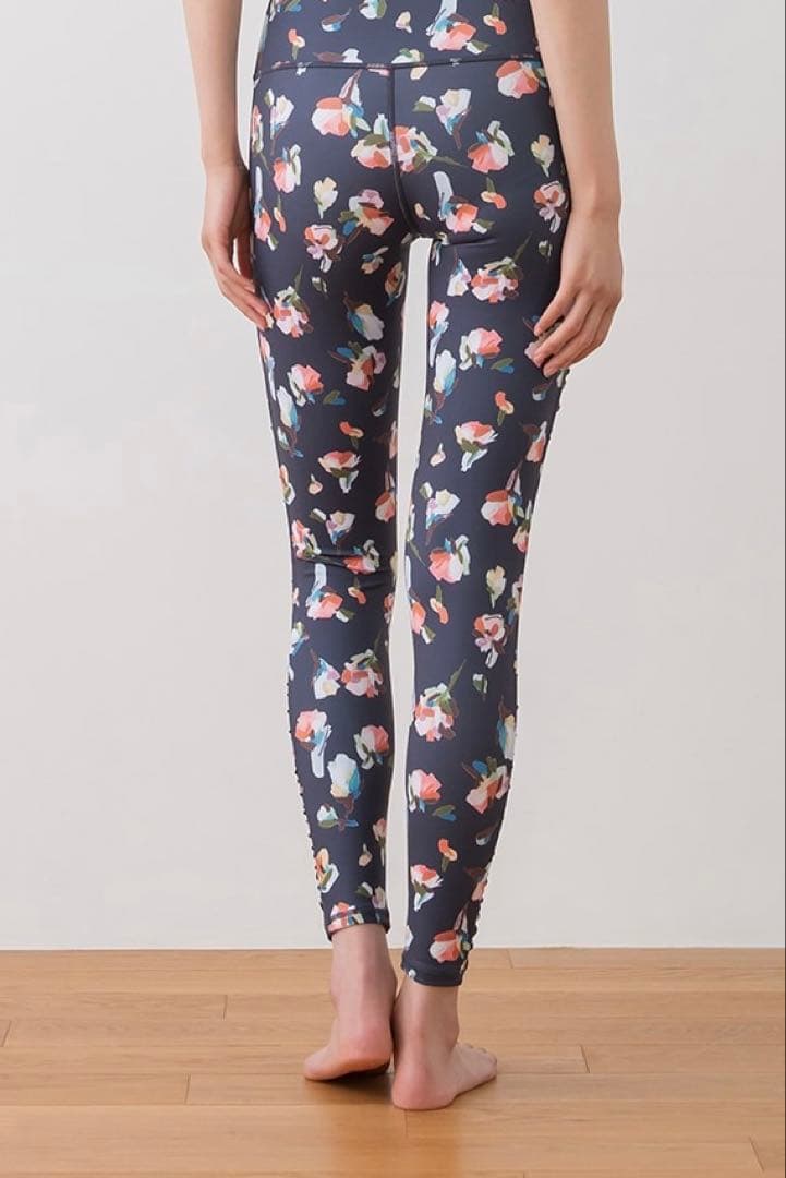 値下げ！新品未開封ノベルティ付き！sukala ブラック花柄レギンス　LLサイズ