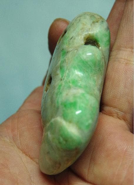 縄文期★伝世重宝縦横貫通多孔超大きな音が鳴る古色風化糸魚川硬玉翡翠製獣形勾玉石笛