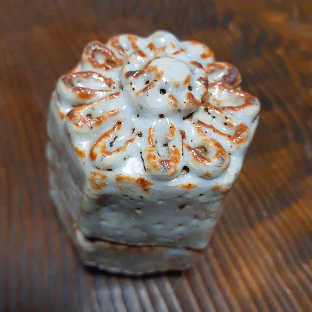 幻の桃山絵志野菊文香合