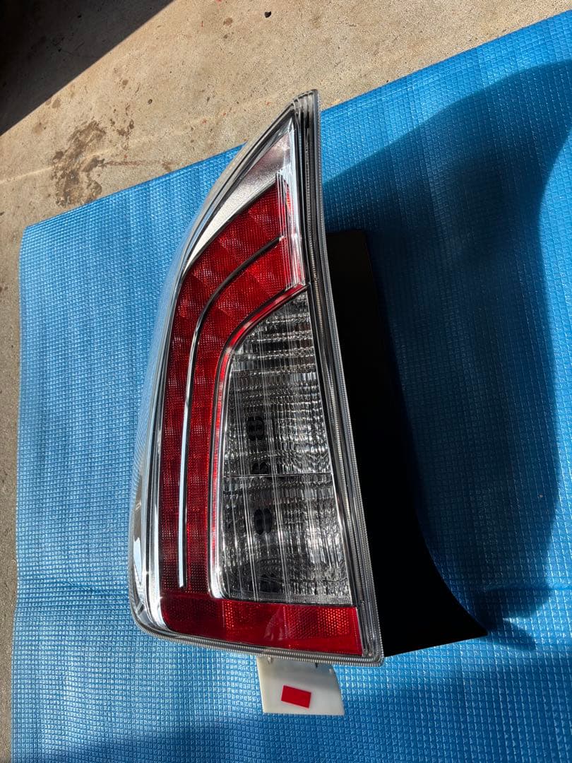 30プリウス 後期 純正テール（左側）