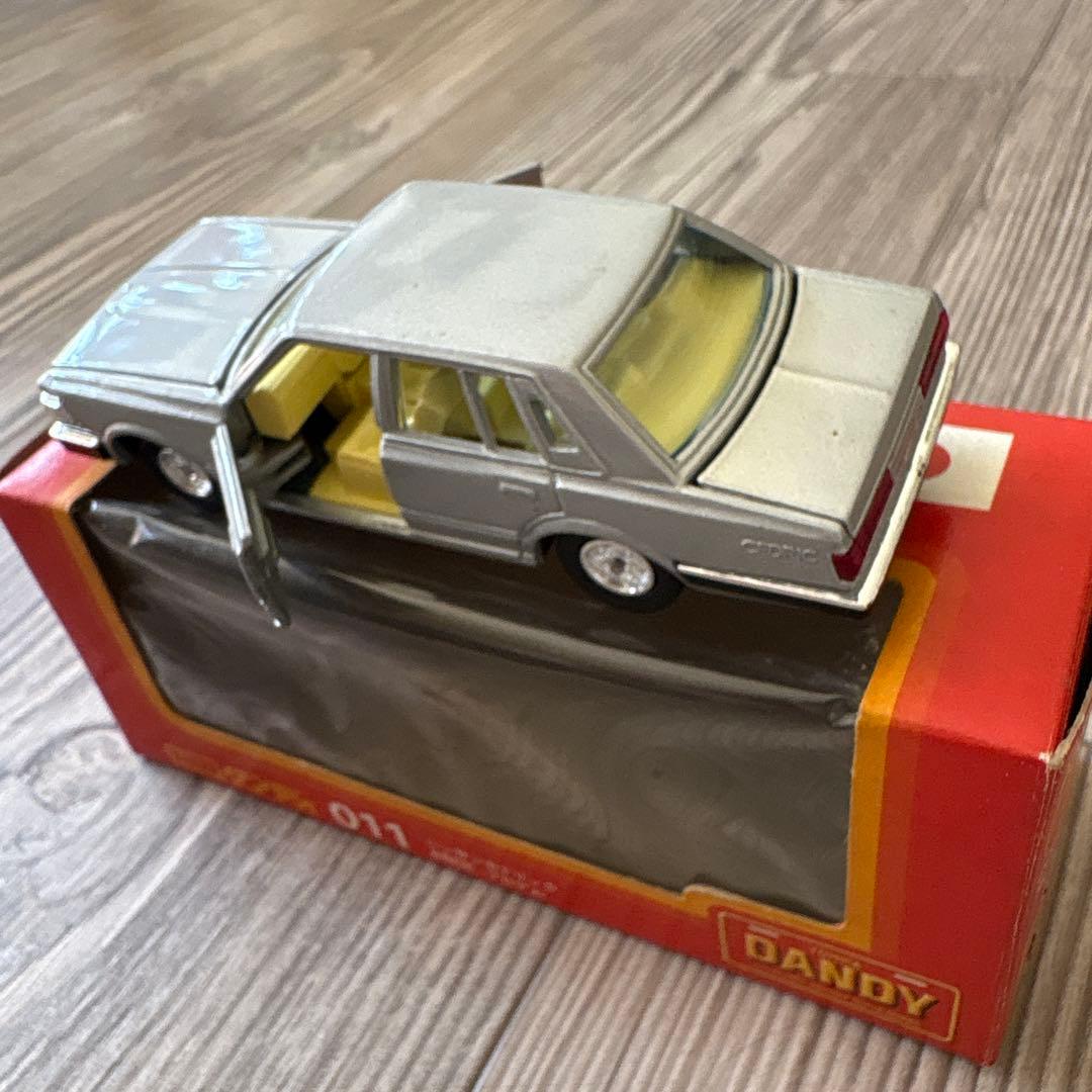 トミカ DANDY ニッサンセドリック 011