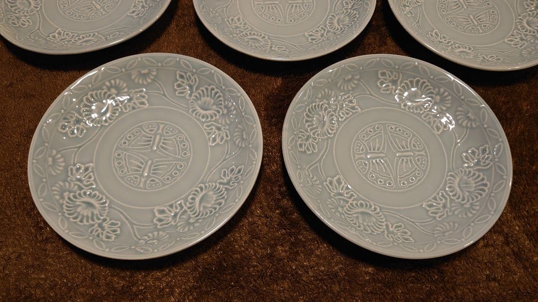 李朝　青磁　陽刻　蝶の図　中皿　５客