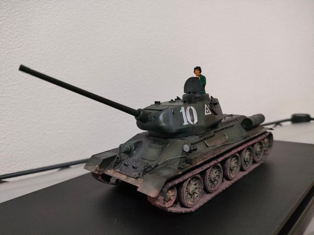タミヤ1/48ソ連T34/85完成品　（ディスプレイケース付き）