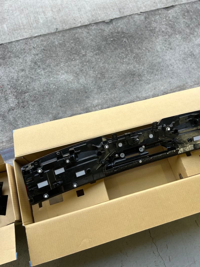 トヨタ プリウス60 テールゲートガーニッシュ 黒/赤　テールランプ