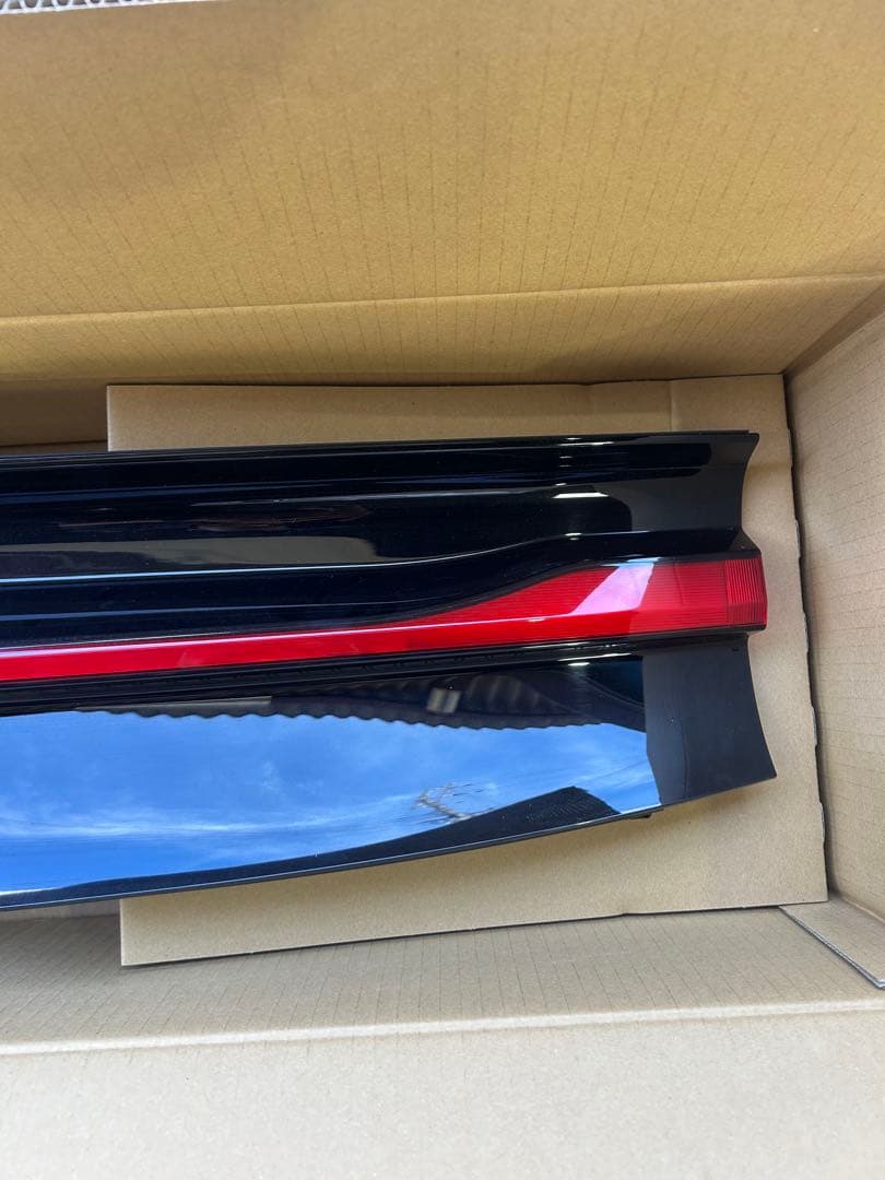 トヨタ プリウス60 テールゲートガーニッシュ 黒/赤　テールランプ