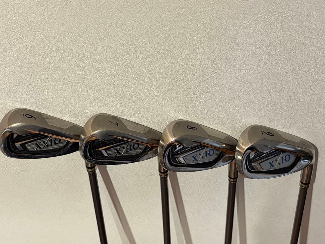 ゼクシオ（XXIO） 他 キャディバッグ・ゴルフクラブ10本・ボール等のセット