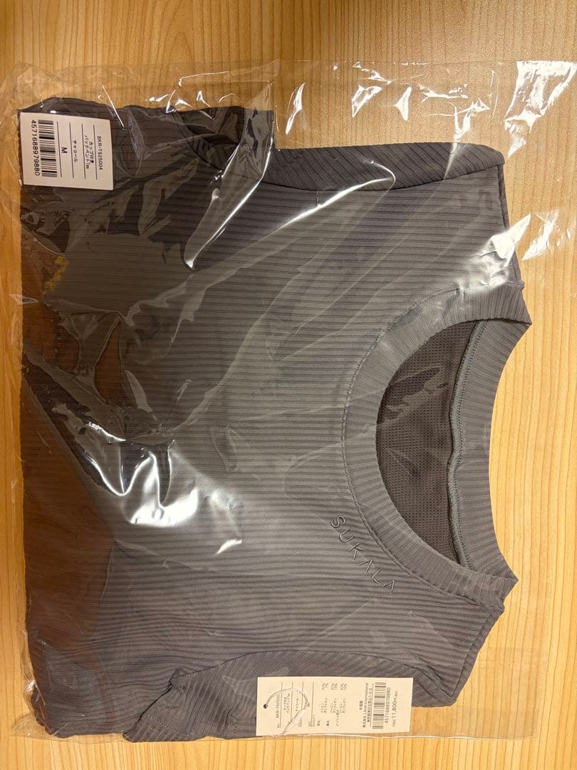 SUKALA カップ付きバックベントTee チャコール　Mサイズ
