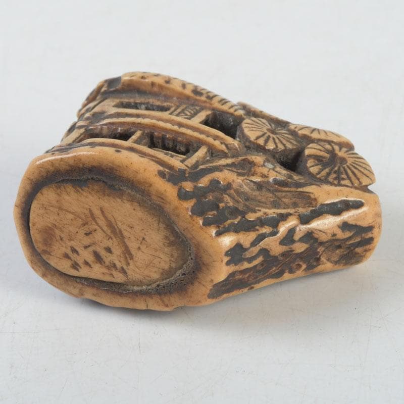 時代提げ物　鹿角彫刻　山水楼閣彫　根付　置物　V　9639