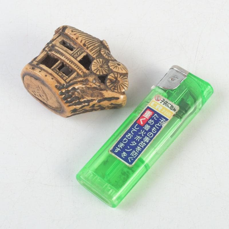 時代提げ物　鹿角彫刻　山水楼閣彫　根付　置物　V　9639