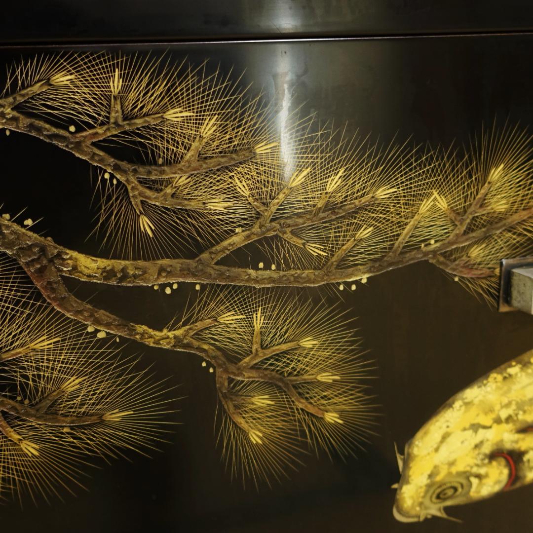 送料無料 輪島塗 沈金師 小西啓介 黒塗 沈金 松鯉図 飾棚 天然木製漆器