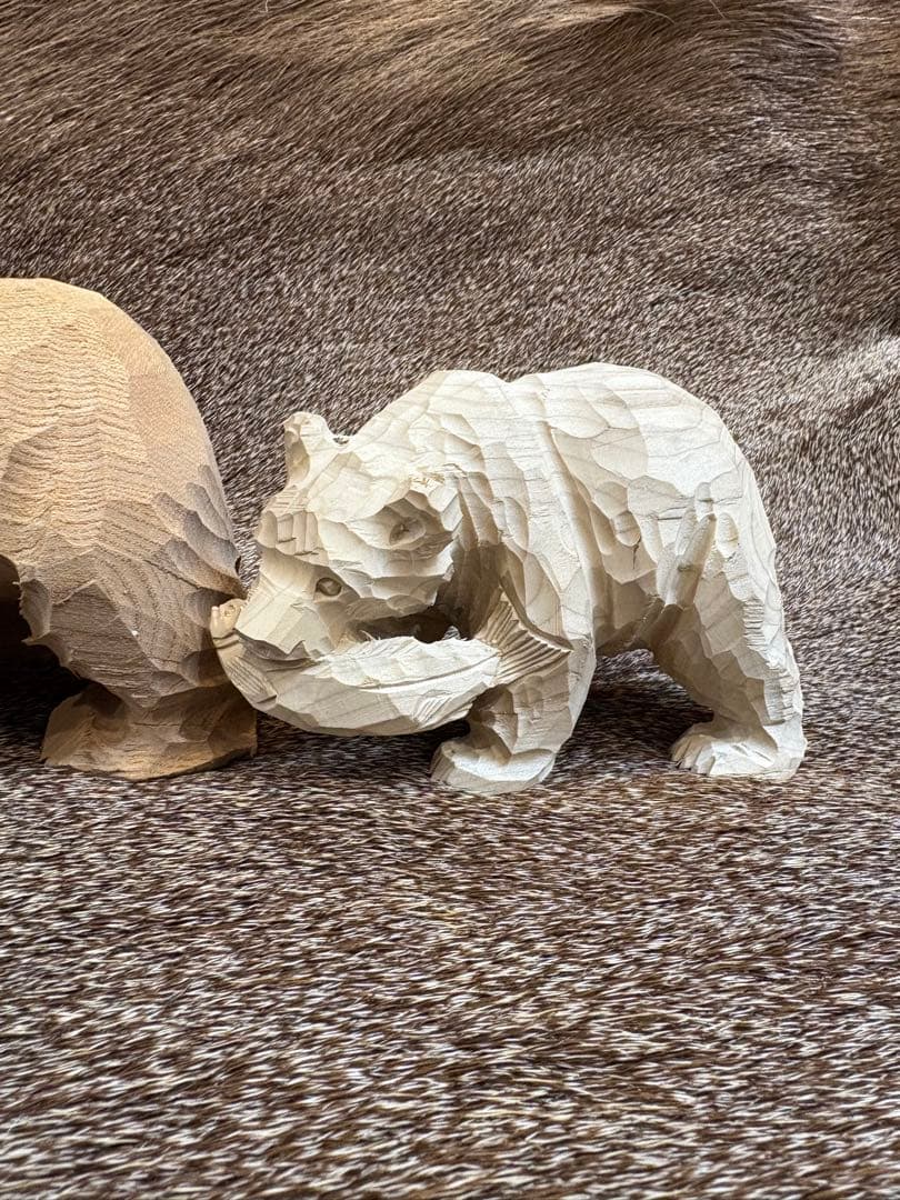 木彫り熊　毛並み彫り体験キット　鮭食い熊　中川貞司作。　木地、丸刀、三角刀セット