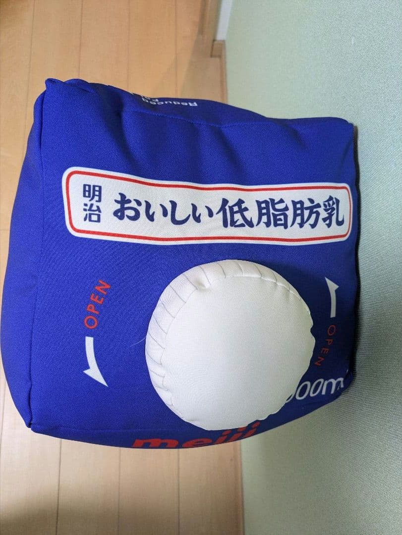 【新品未使用】明治おいしい牛乳　超巨大　クッション