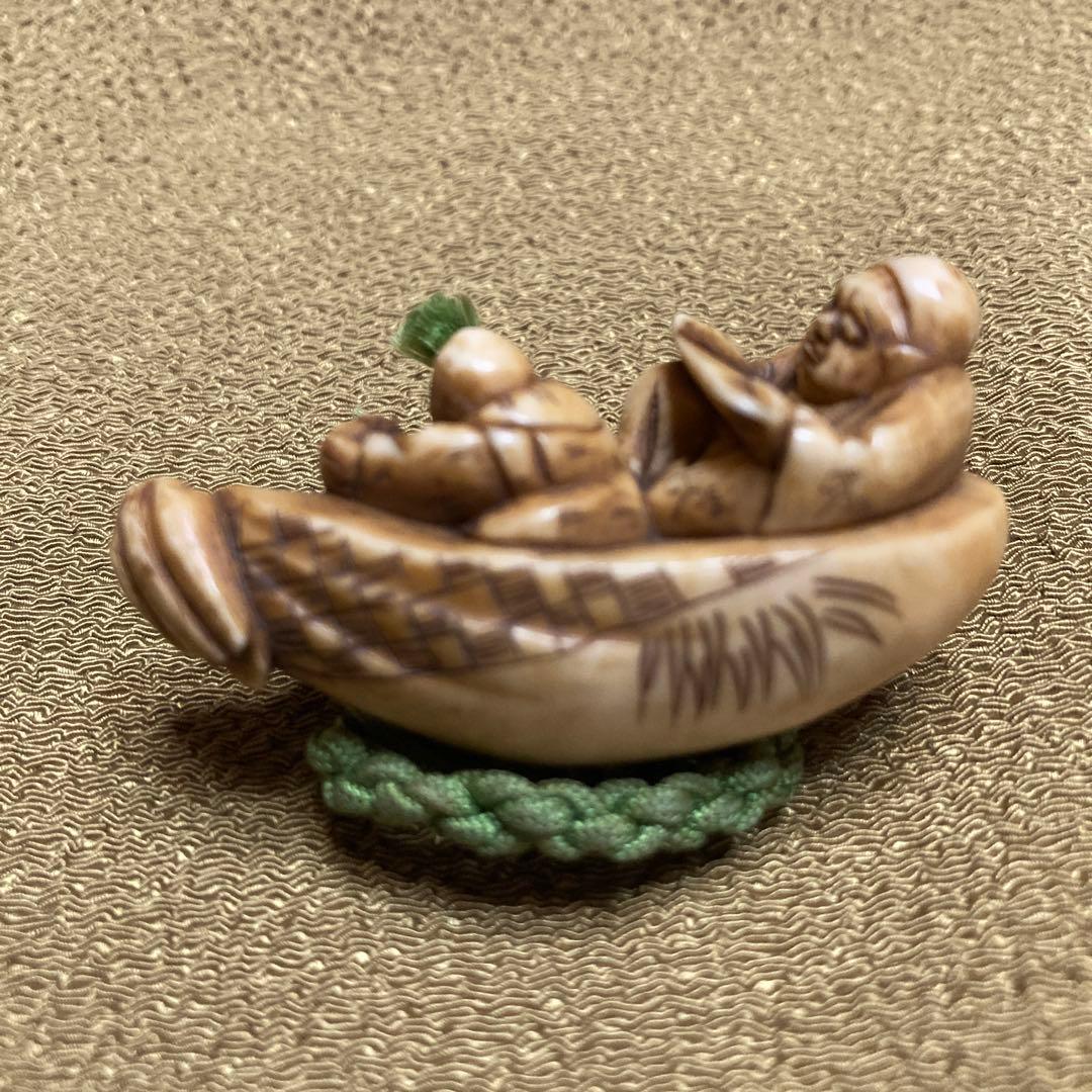 極上　根付　天然素材　和彫　置物　骨董　飾り物　古美術細密細工5.2×2.2cm