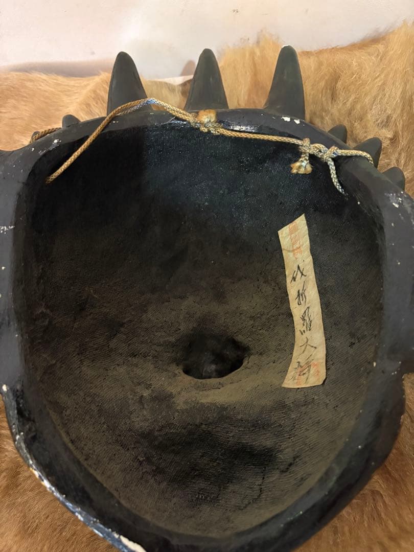 金色と黒色の　鬼の能面　神様　骨董　日本