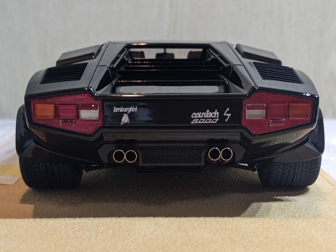 1/18 メイクアップ IDEA カウンタック LP5000S 1982