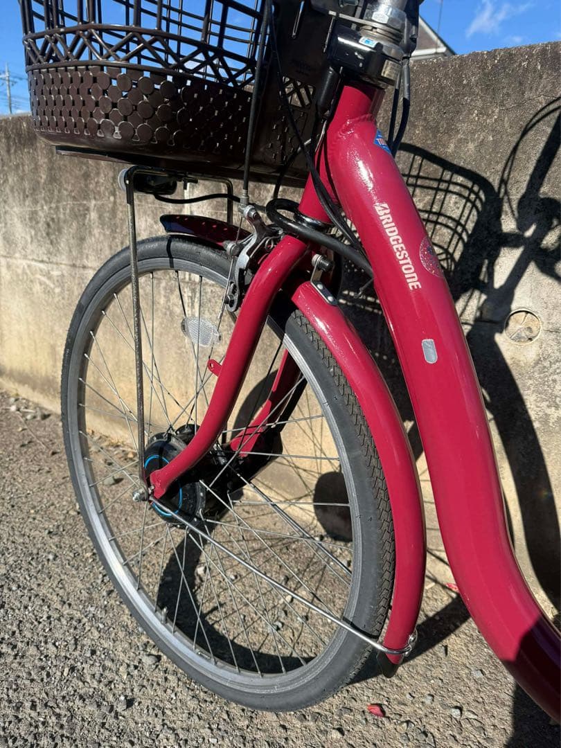 赤い電動アシスト自転車 シティタイプ