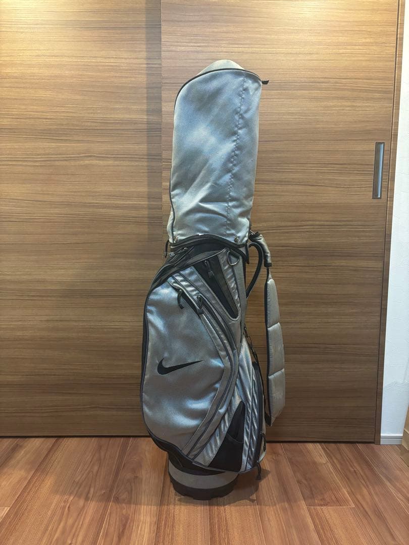 Nike シルバー キャディバッグ