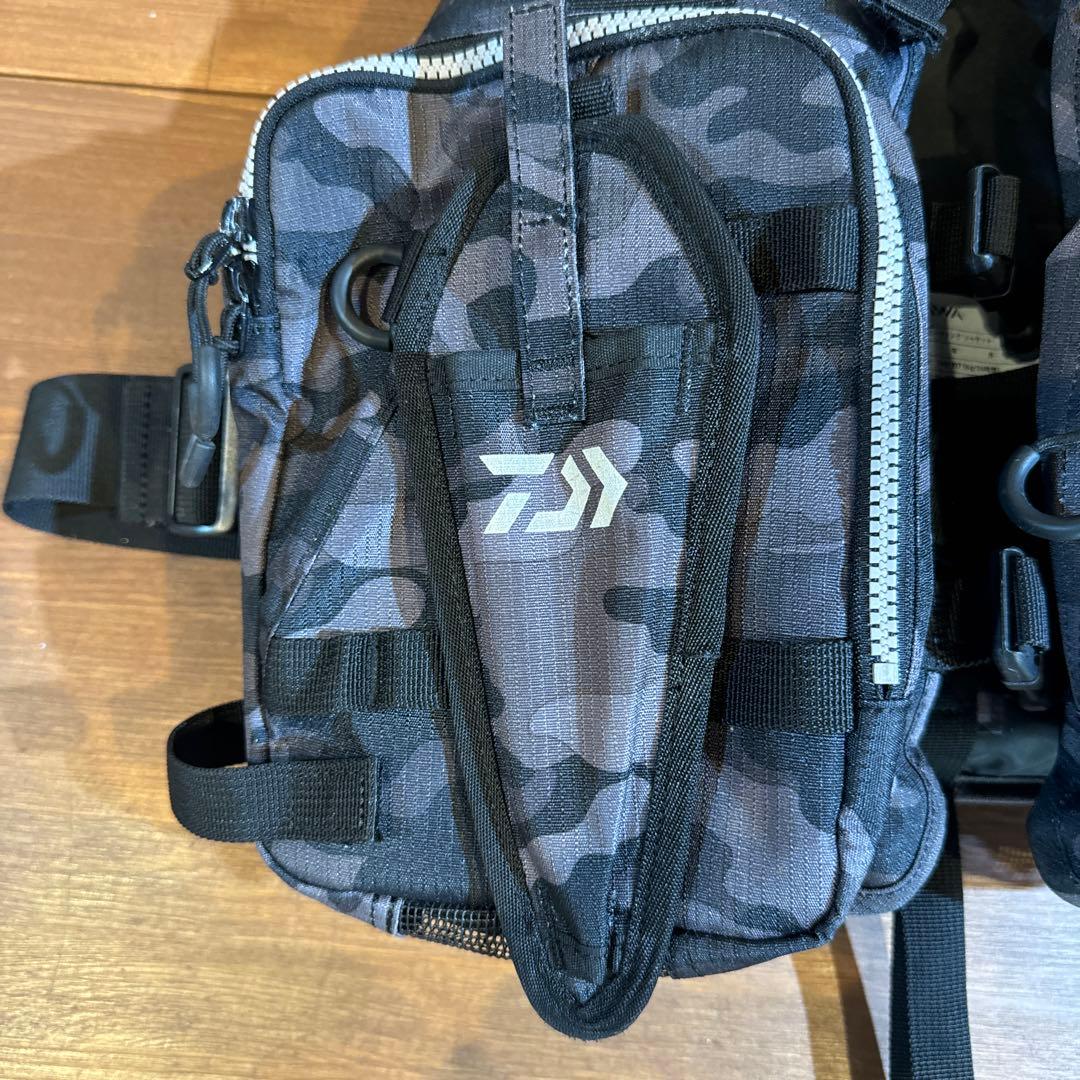 ダイワ　迷彩フィッシングベスト 耐水性 2ポケット