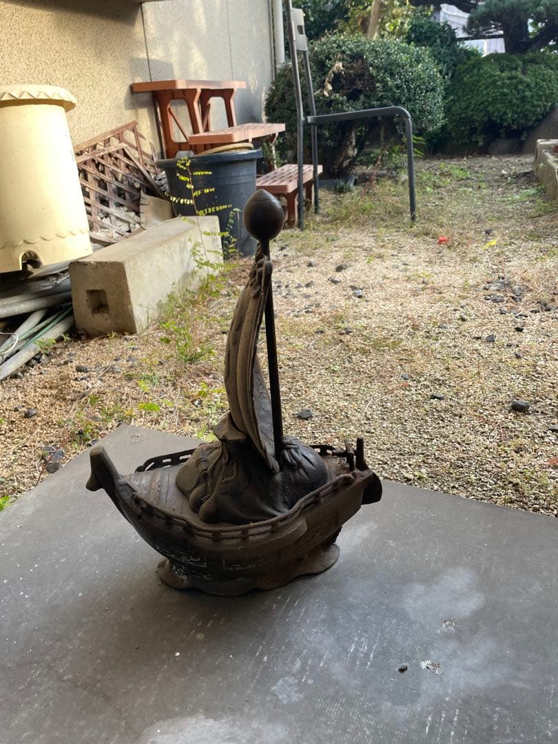 装飾的な金属工芸品