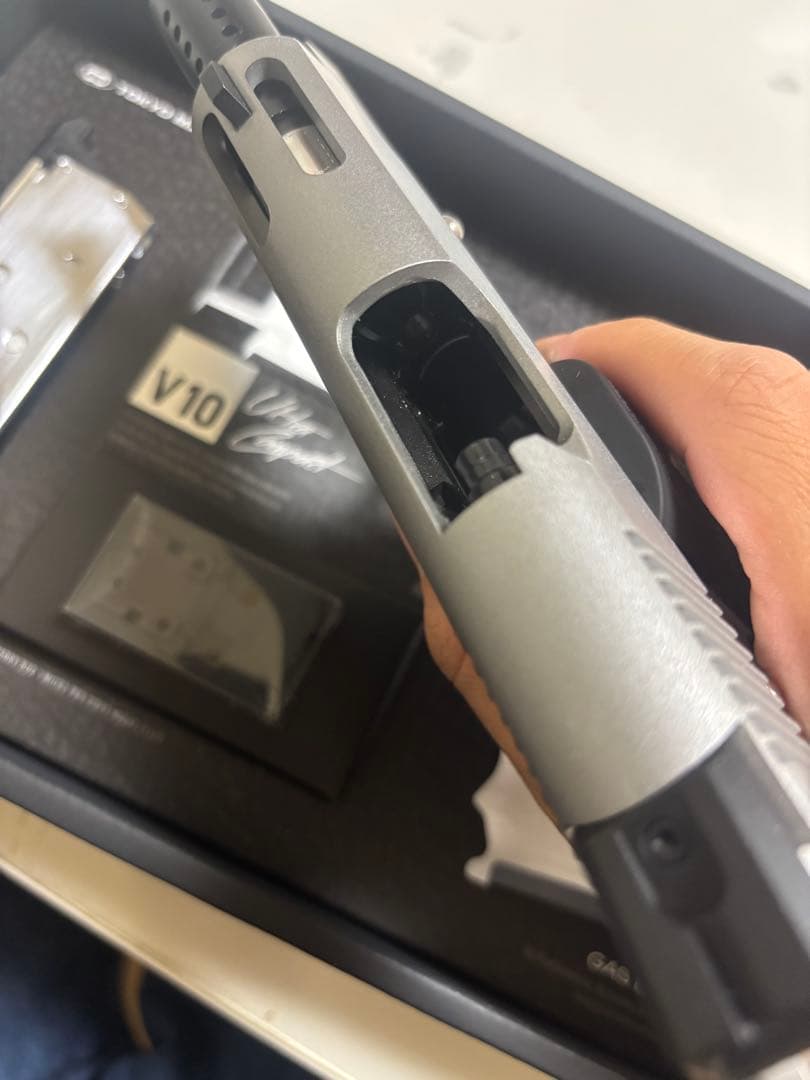 東京マルイ V10 ULTRA COMPACT ガスブローバック　シルバーモデル