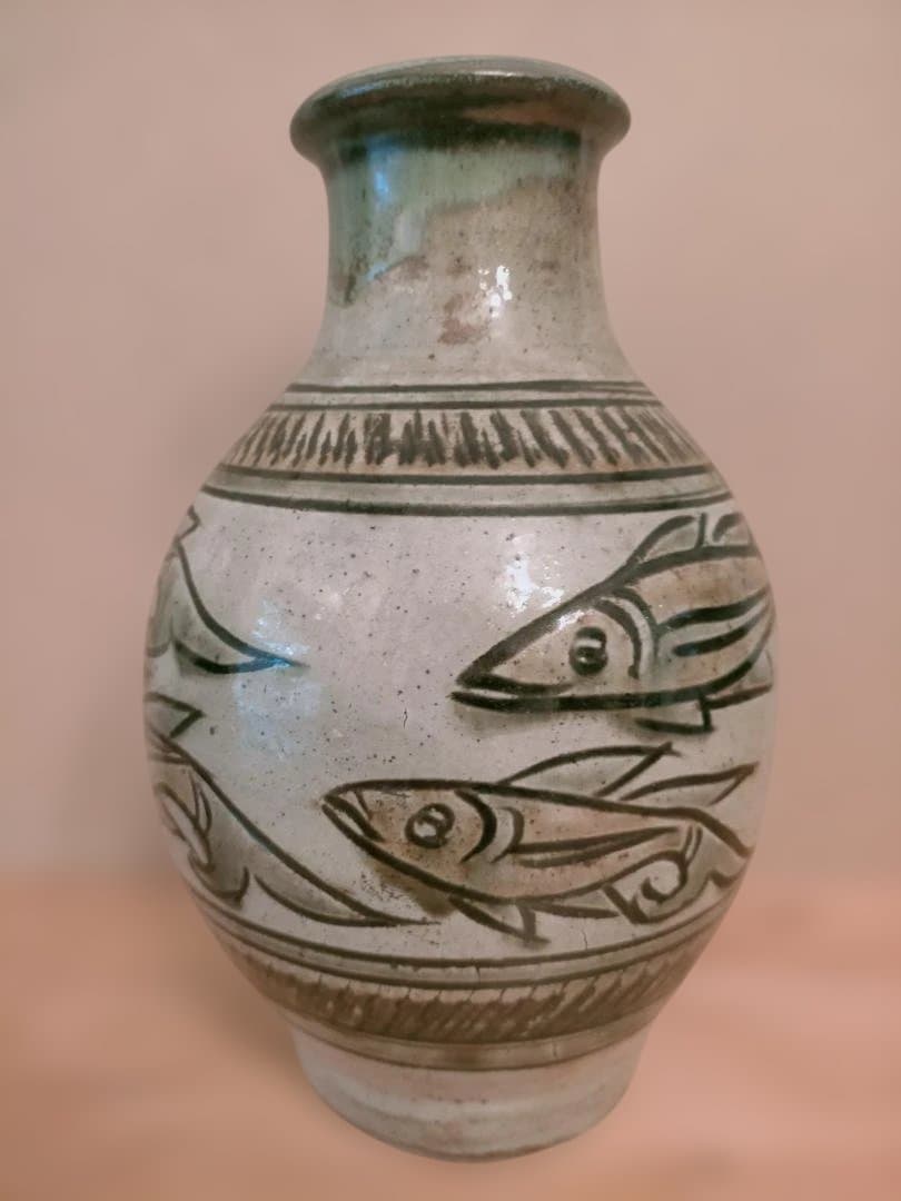 金城次郎さん　魚7匹描かれた壺