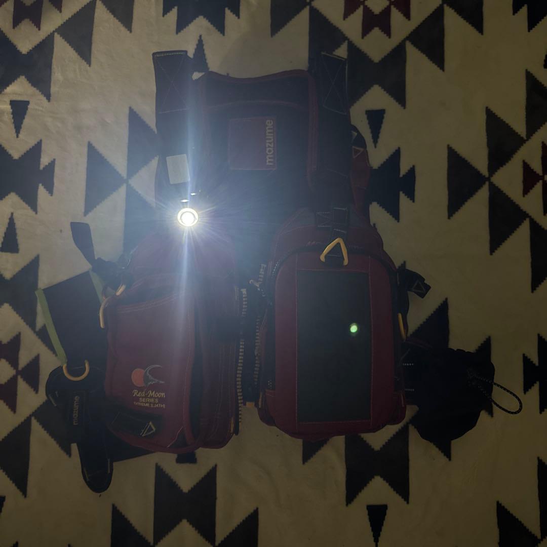 なおやんぬ　マズメライフジャケット レッド LEDライト付き