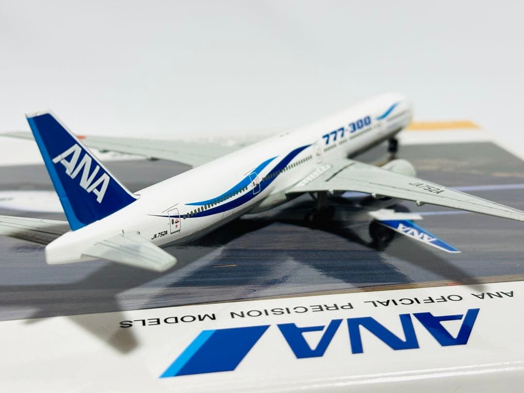 全日空商事 1/400 ANA 777-300 特別塗装 NH40012