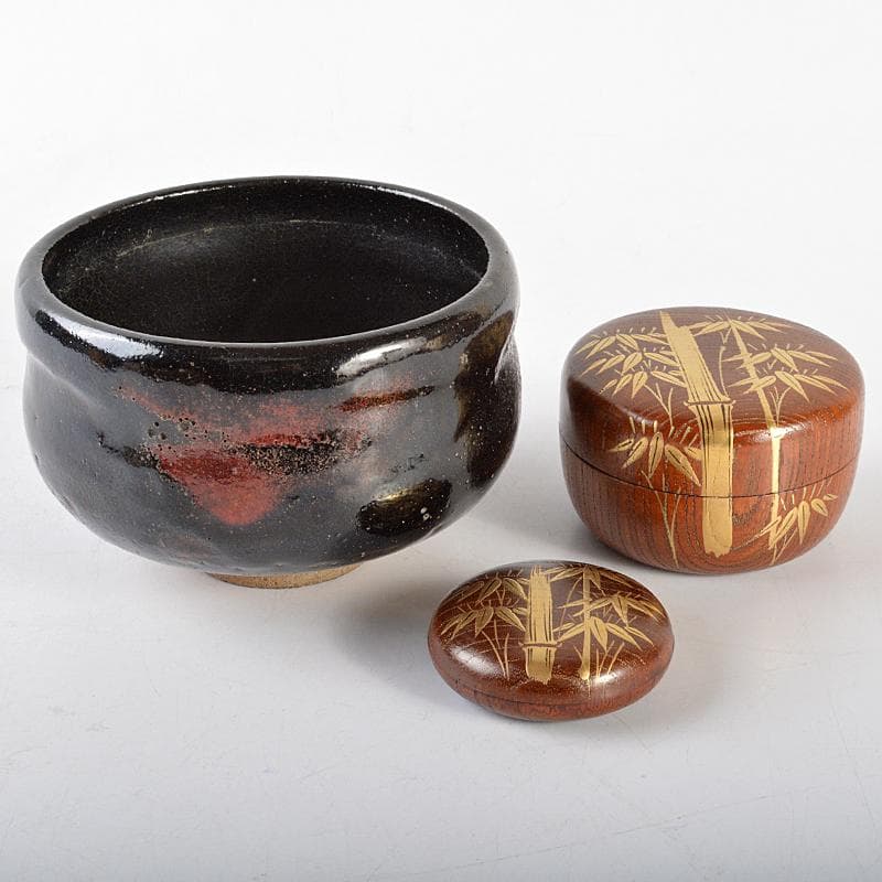 茶道具　唐草蒔絵　唐桑茶箱　黒楽茶碗　棗など　五点まとめて　時代箱　DR5732