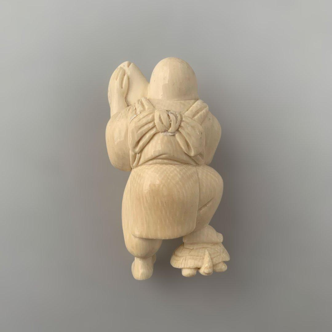 【詳細不明】時代物　置物　魚を担ぐ男