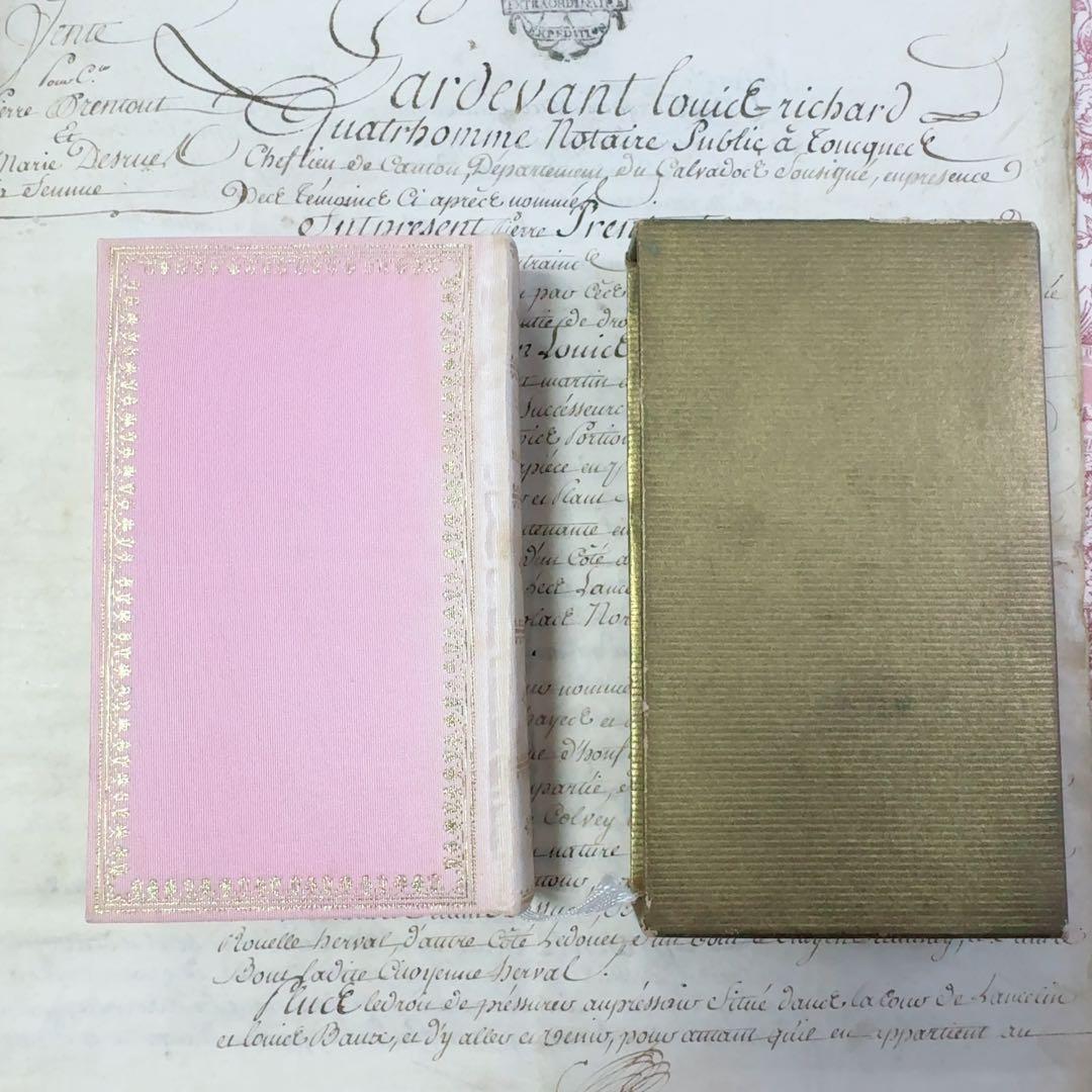 値下フランス　アンティーク　淡いピンク色の小さな本　ケース付き