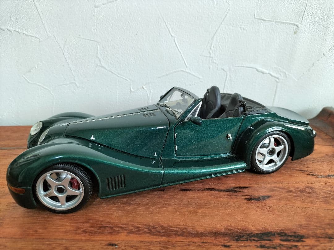 スポーツカーモーガン・エアロ8 Morgan Aero 8 スケール: 1/18