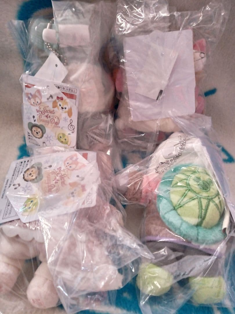 ディズニー　ぬいぐるみバッジ　シークレット・オブ・スノーウイデイ　4つセット