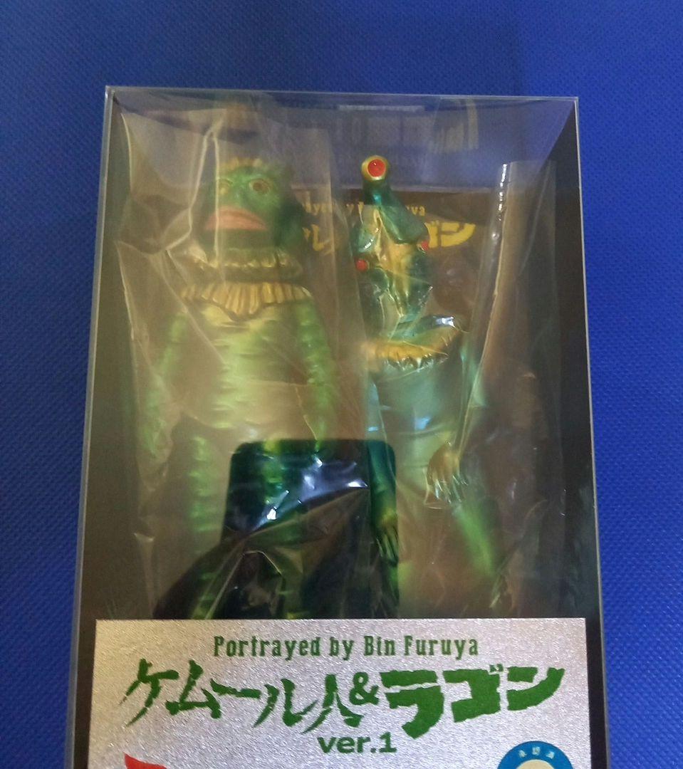 USTOYS ケムール人&ラゴン　スーフェス限定20 古谷敏さんサイン入り写真