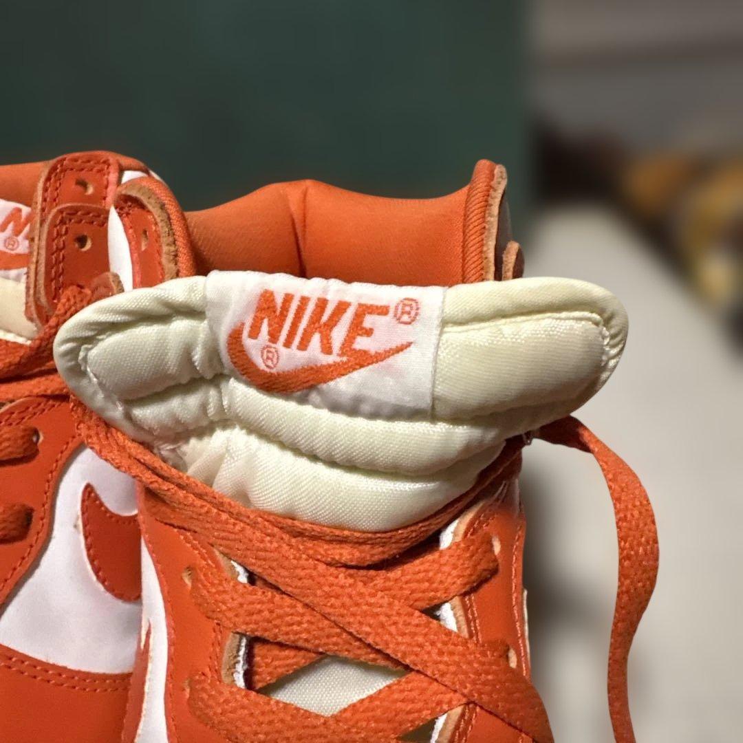 ナイキ ダンク ハイ LE ホワイトとオレンジブレイズのカラー