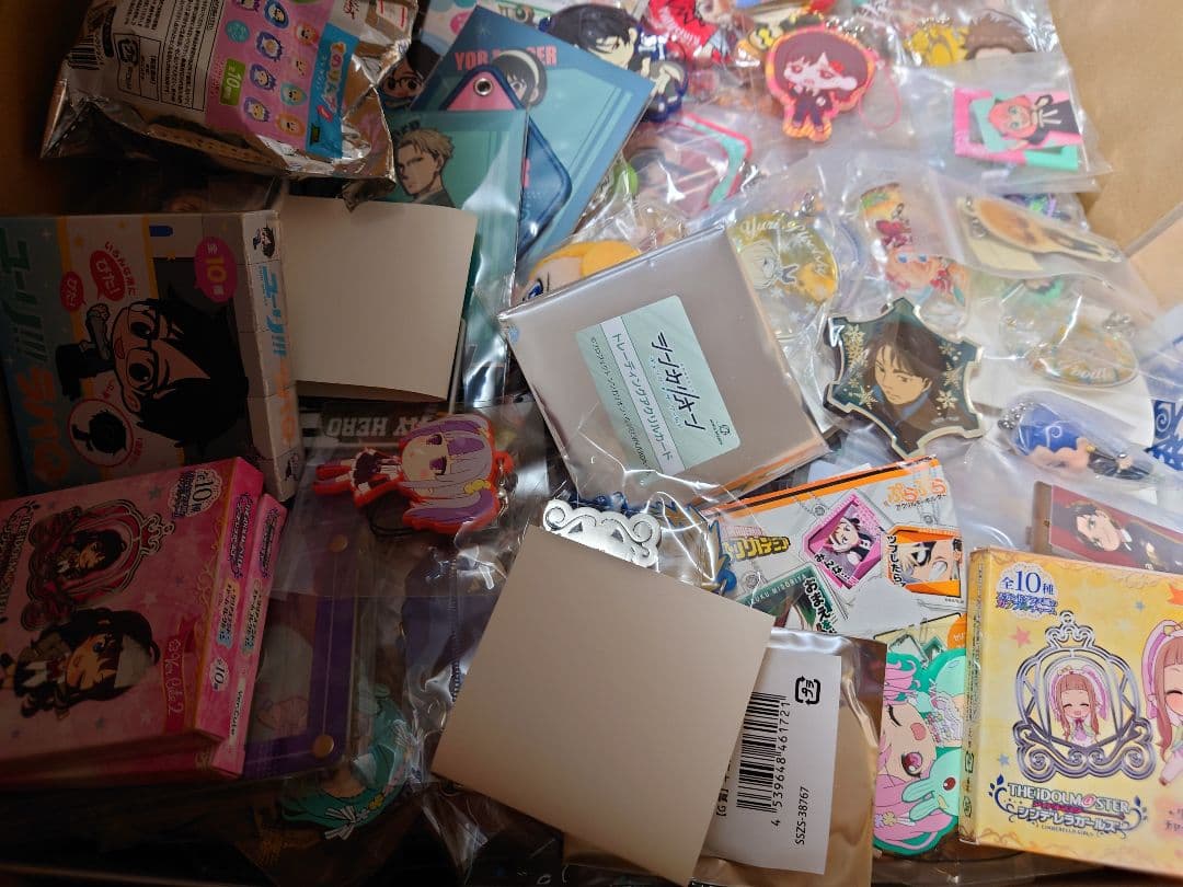 アニメ、キャラクターグッズ約1000点まとめ売り（缶バッジ、アクスタなど）大量