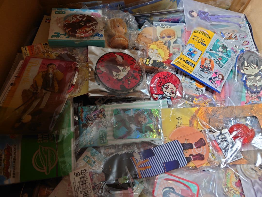 アニメ、キャラクターグッズ約1000点まとめ売り（缶バッジ、アクスタなど）大量