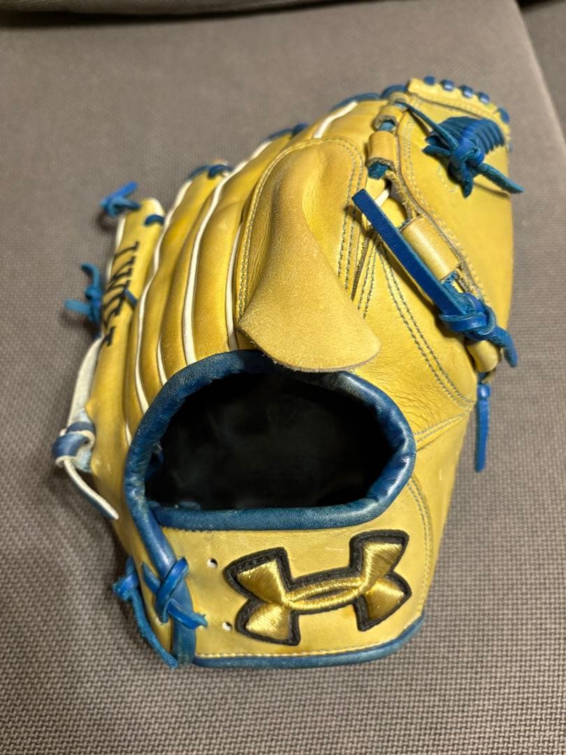 ぽ*松様 アンダーアーマー　軟式グローブ投手用　イエロー/ブルー