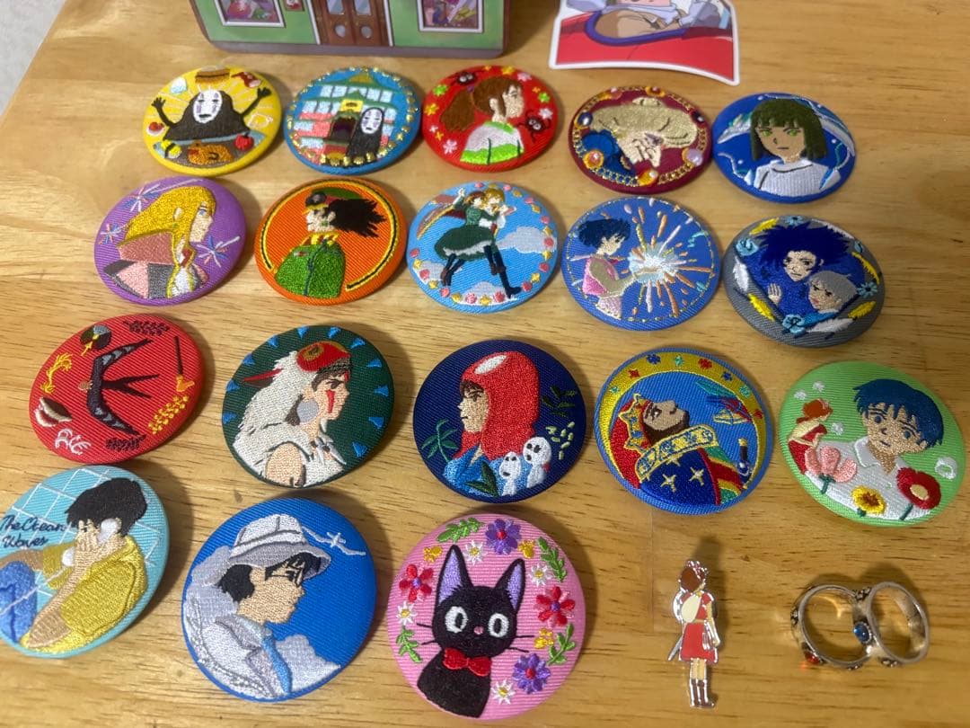 (美品) ジブリ 刺繍缶バッジ、空き缶、シール、ピンバッジ、ペアリングセット