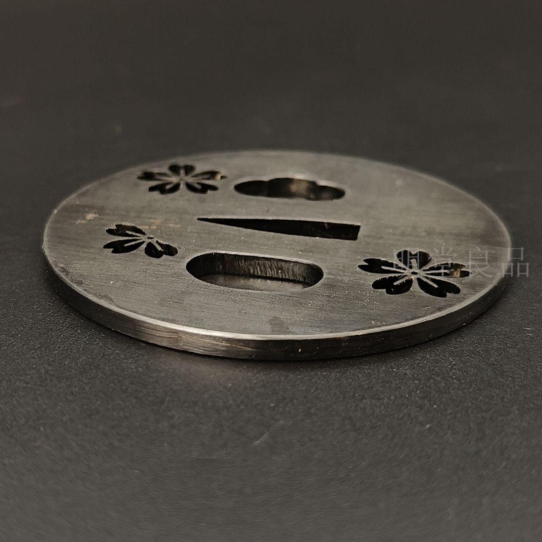 LH10　日本刀装具　刀鍔　桜花の図　鉄地　透　金工品　鍔　刀剣美術