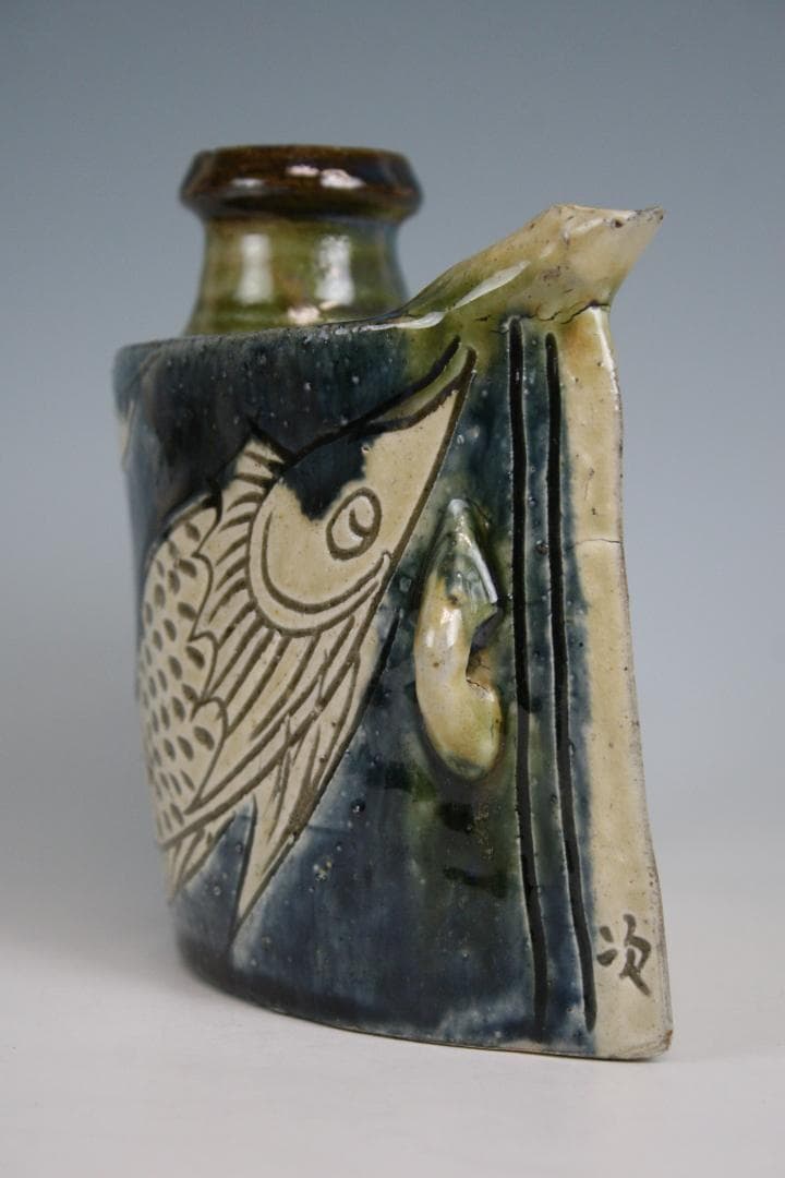 壺屋焼 人間国宝 金城次郎 作 呉須双魚文抱瓶（大）