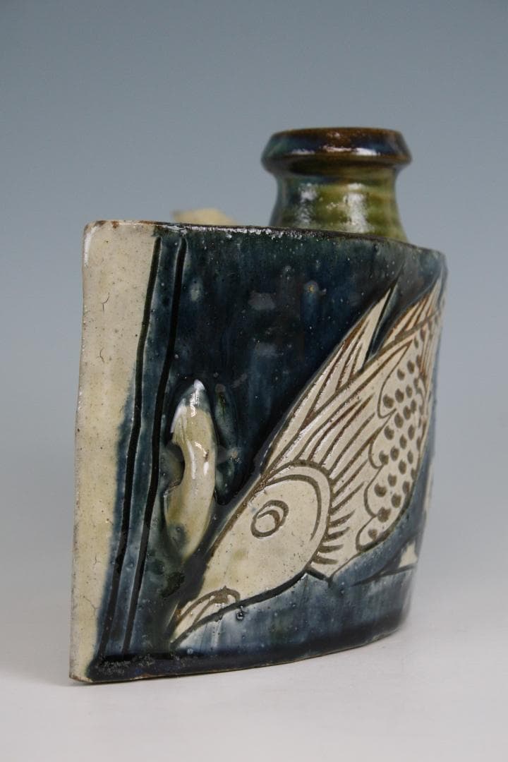 壺屋焼 人間国宝 金城次郎 作 呉須双魚文抱瓶（大）