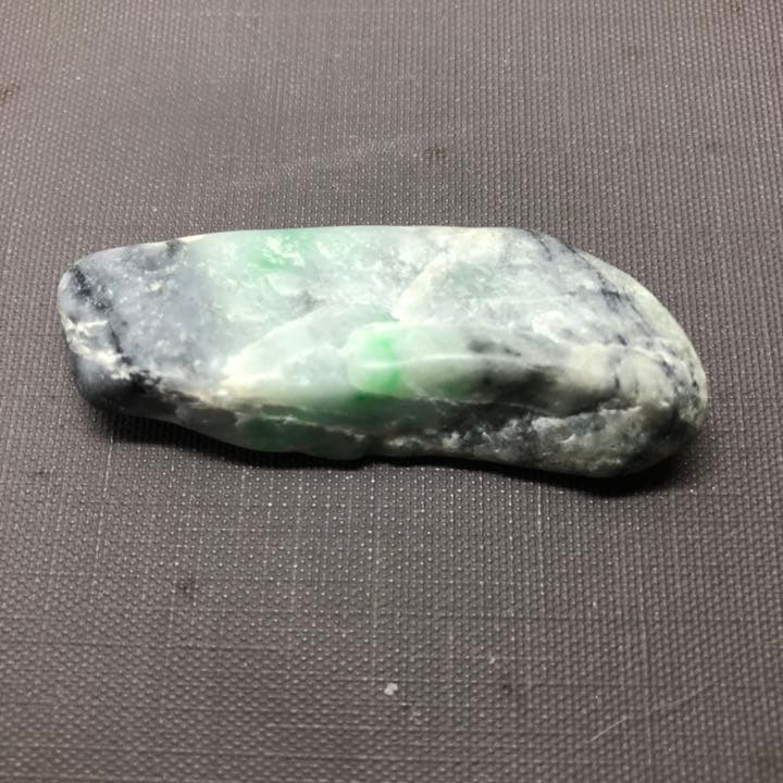 糸魚川　翡翠　原石（青海川産）