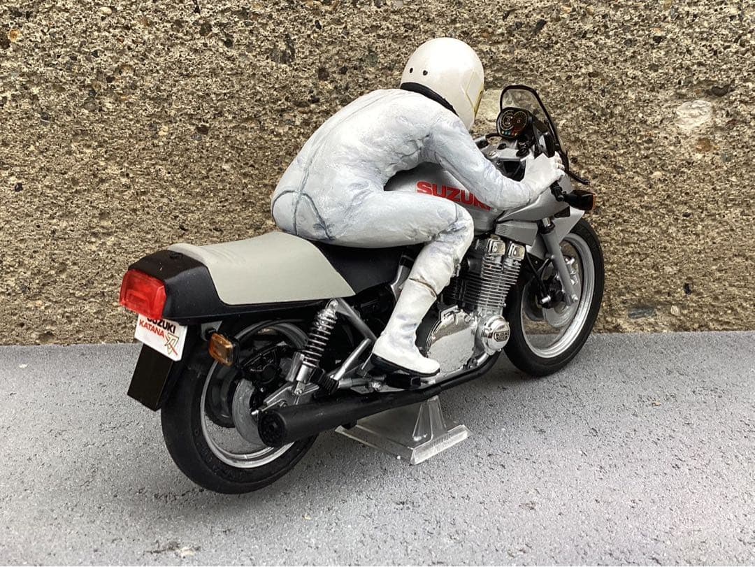 バイクプラモデル　タミヤ1/12 スズキカタナ　フィギュア付き