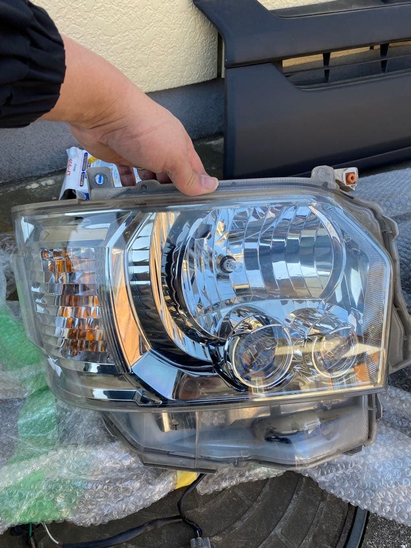 ハイエースダークプライム純正LEDヘッドライト