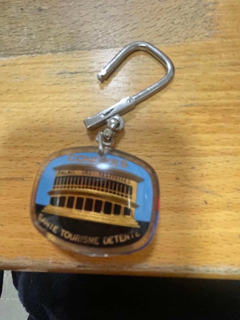 ビンテージブルボンキーホルダー　エビアンEVIAN コングレス　レア