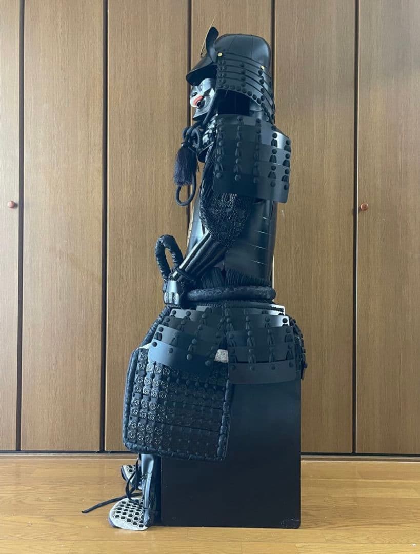 黒い武士の鎧 金色装飾付き　新品　甲冑武具　　等身大　着用可能　兜