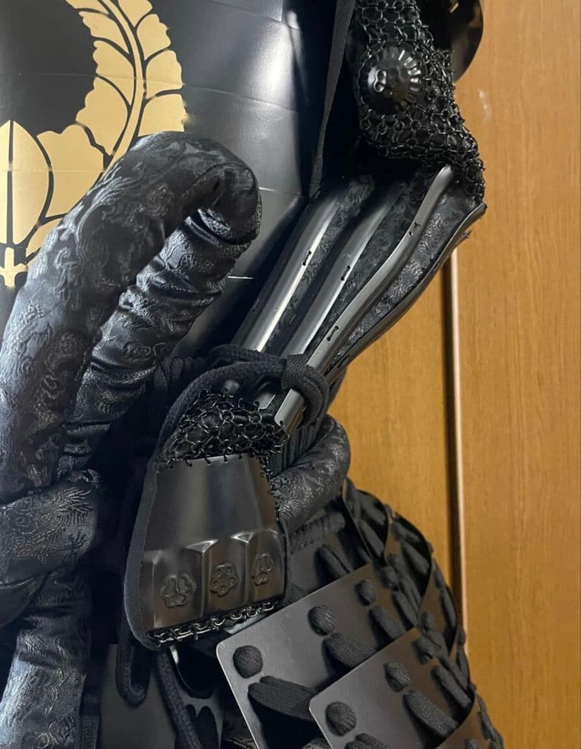黒い武士の鎧 金色装飾付き　新品　甲冑武具　　等身大　着用可能　兜